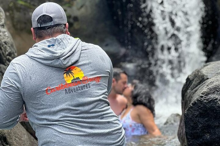 Turisti che si godono scivoli naturali e la spiaggia a Porto Rico, foto 6 | wizardtrip