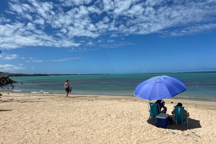 Turisti che si godono scivoli naturali e la spiaggia a Porto Rico, foto 8 | wizardtrip