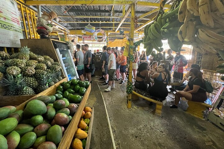 Turisti che si godono scivoli naturali e la spiaggia a Porto Rico, foto 12 | wizardtrip