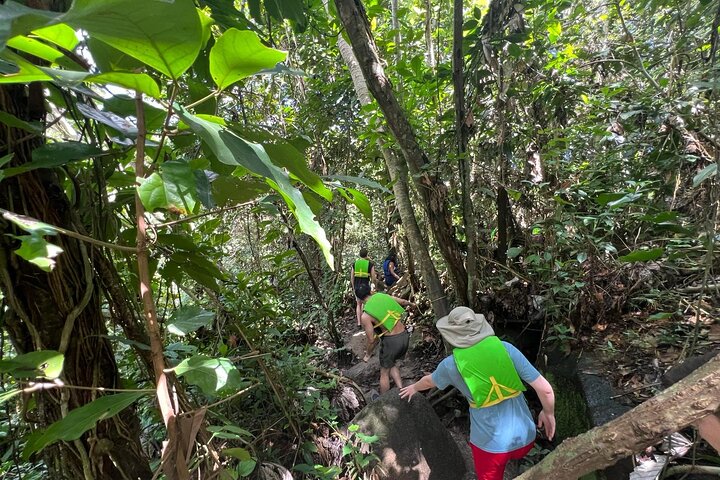 Turisti che si godono scivoli naturali e la spiaggia a Porto Rico, foto 18 | wizardtrip