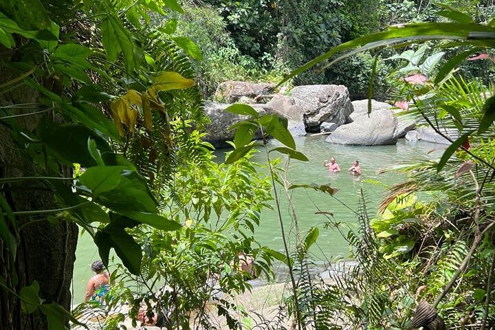 Turisti che si godono scivoli naturali e la spiaggia a Porto Rico, foto 19 | wizardtrip