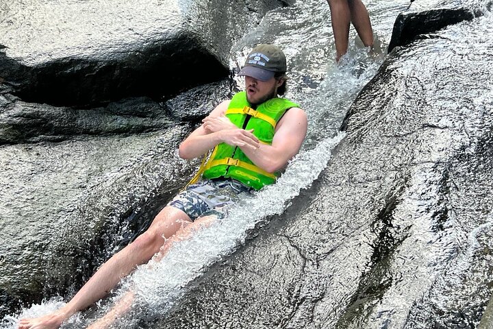 Turisti che si godono scivoli naturali e la spiaggia a Porto Rico, foto 20 | wizardtrip