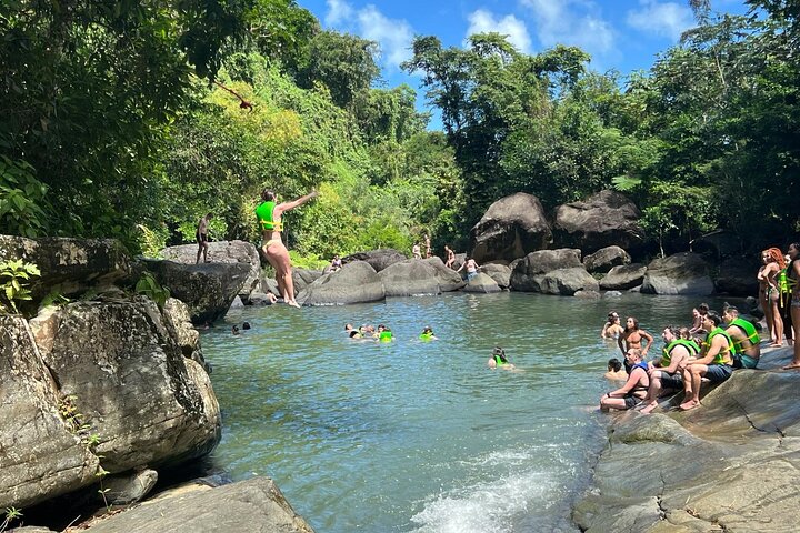 Turisti che si godono scivoli naturali e la spiaggia a Porto Rico, foto 21 | wizardtrip
