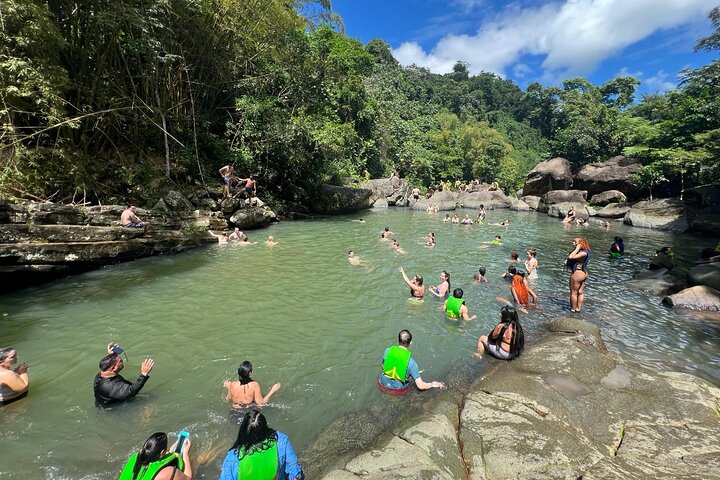 Turisti che si godono scivoli naturali e la spiaggia a Porto Rico, foto 22 | wizardtrip