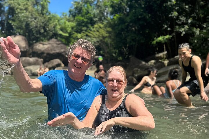 Turisti che si godono scivoli naturali e la spiaggia a Porto Rico, foto 24 | wizardtrip