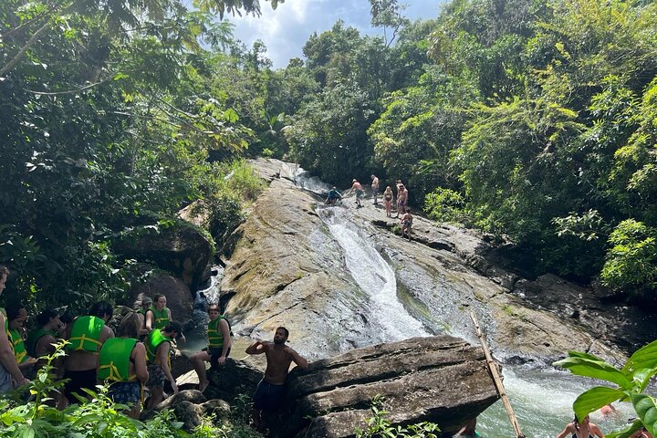 Turisti che si godono scivoli naturali e la spiaggia a Porto Rico, foto 25 | wizardtrip