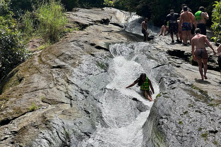Turisti che si godono scivoli naturali e la spiaggia a Porto Rico, foto 27 | wizardtrip