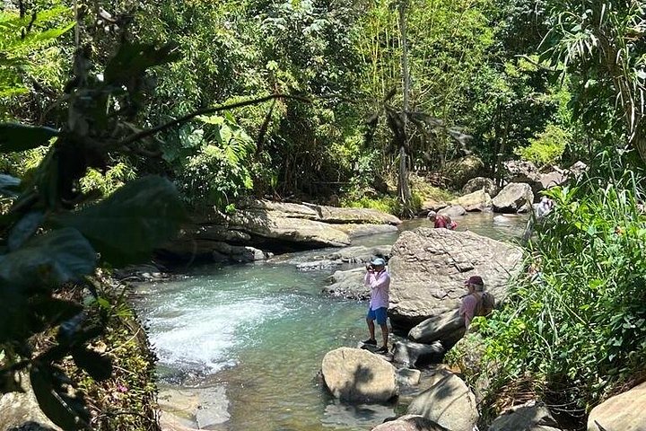 Turisti che si godono scivoli naturali e la spiaggia a Porto Rico, foto 28 | wizardtrip