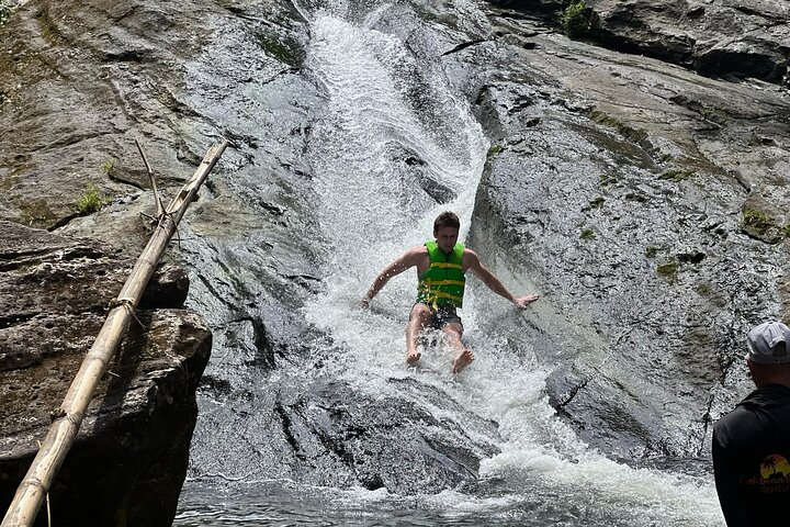 Turisti che si godono scivoli naturali e la spiaggia a Porto Rico, foto 29 | wizardtrip