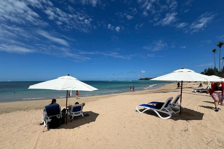 Turisti che si godono scivoli naturali e la spiaggia a Porto Rico, foto 33 | wizardtrip