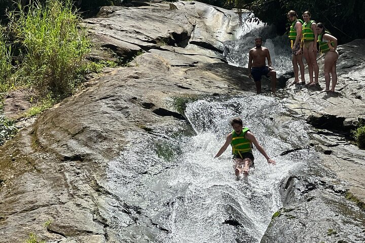 Turisti che si godono scivoli naturali e la spiaggia a Porto Rico, foto 40 | wizardtrip
