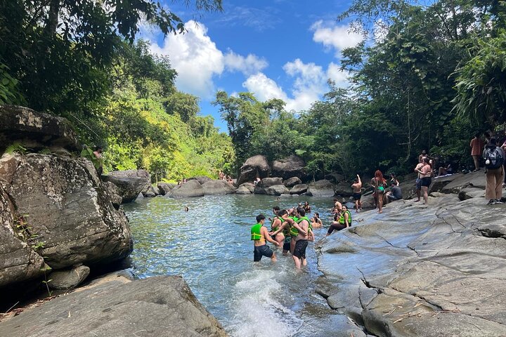 Turisti che si godono scivoli naturali e la spiaggia a Porto Rico, foto 45 | wizardtrip