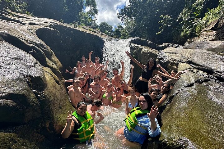 Turisti che si godono scivoli naturali e la spiaggia a Porto Rico, foto 49 | wizardtrip