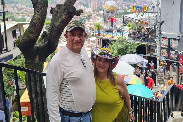 Verken de levendige straatkunst en prachtige uitzichten op de stad van de Comuna 13 wijk in Medellín tijdens deze begeleide tour, foto 7 | wizardtrip