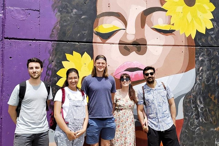 Verken de levendige straatkunst en prachtige uitzichten op de stad van de Comuna 13 wijk in Medellín tijdens deze begeleide tour, foto 8 | wizardtrip