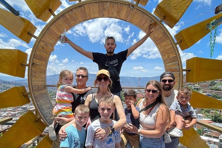 Verken de levendige straatkunst en prachtige uitzichten op de stad van de Comuna 13 wijk in Medellín tijdens deze begeleide tour, foto 9 | wizardtrip