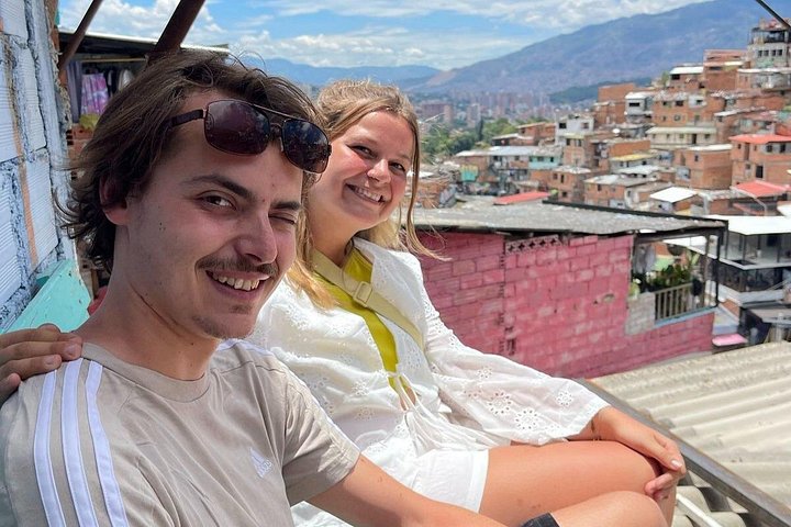 Verken de levendige straatkunst en prachtige uitzichten op de stad van de Comuna 13 wijk in Medellín tijdens deze begeleide tour, foto 10 | wizardtrip