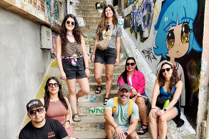 Verken de levendige straatkunst en prachtige uitzichten op de stad van de Comuna 13 wijk in Medellín tijdens deze begeleide tour, foto 11 | wizardtrip