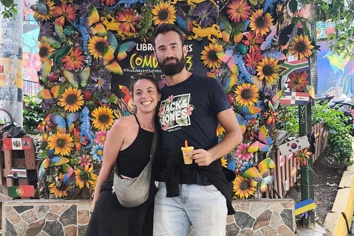 Verken de levendige straatkunst en prachtige uitzichten op de stad van de Comuna 13 wijk in Medellín tijdens deze begeleide tour, foto 12 | wizardtrip
