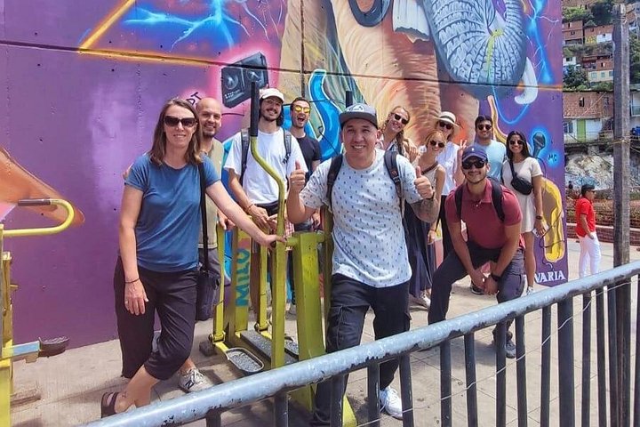 Verken de levendige straatkunst en prachtige uitzichten op de stad van de Comuna 13 wijk in Medellín tijdens deze begeleide tour, foto 13 | wizardtrip