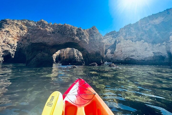 Kajaktocht langs de zeegrotten en kliffen van Ponta da Piedade in Lagos, Portugal, foto 7 | wizardtrip
