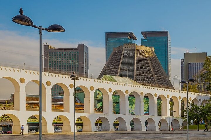Recorrido a pie por lugares emblemáticos del centro histórico de Río de Janeiro, como el Teatro Municipal y la Escalera de Selarón, foto 6 | wizardtrip