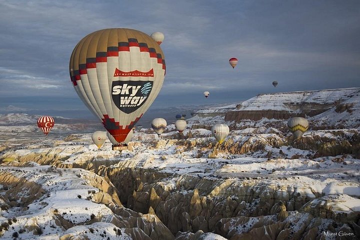 Balão de ar quente a flutuar sobre as chaminés de fada da Capadócia ao nascer do sol, foto 6 | wizardtrip