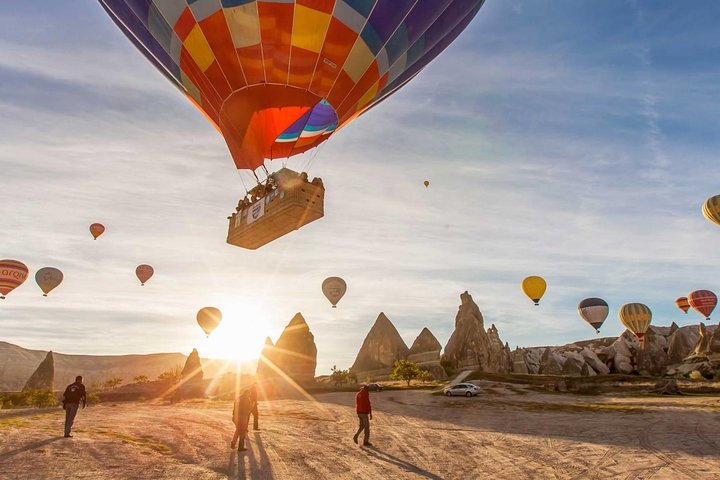 Balão de ar quente a flutuar sobre as chaminés de fada da Capadócia ao nascer do sol, foto 7 | wizardtrip