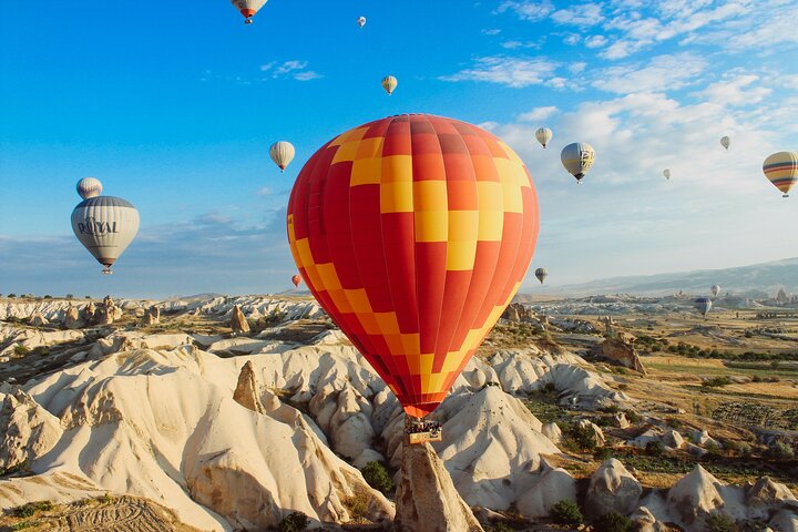 Balão de ar quente a flutuar sobre as chaminés de fada da Capadócia ao nascer do sol, foto 8 | wizardtrip