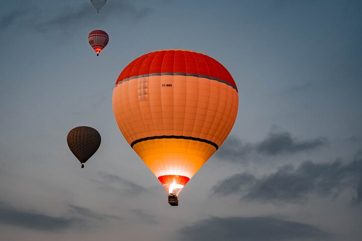 Balão de ar quente a flutuar sobre as chaminés de fada da Capadócia ao nascer do sol, foto 9 | wizardtrip