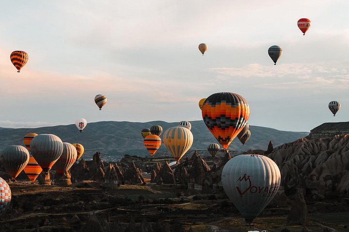 Balão de ar quente a flutuar sobre as chaminés de fada da Capadócia ao nascer do sol, foto 11 | wizardtrip