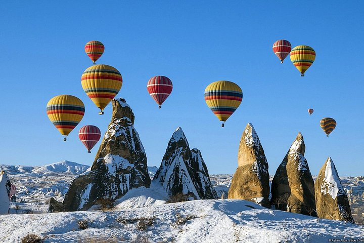 Balão de ar quente a flutuar sobre as chaminés de fada da Capadócia ao nascer do sol, foto 12 | wizardtrip
