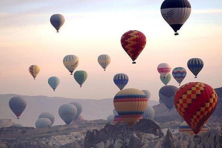 Balão de ar quente a flutuar sobre as chaminés de fada da Capadócia ao nascer do sol, foto 14 | wizardtrip