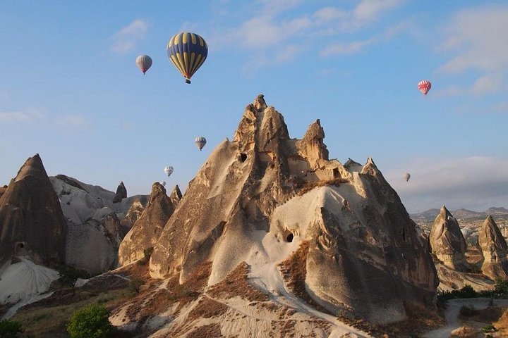 Balão de ar quente a flutuar sobre as chaminés de fada da Capadócia ao nascer do sol, foto 17 | wizardtrip
