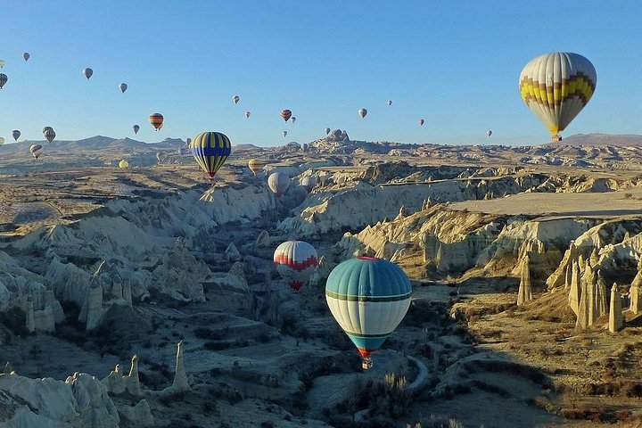 Balão de ar quente a flutuar sobre as chaminés de fada da Capadócia ao nascer do sol, foto 18 | wizardtrip