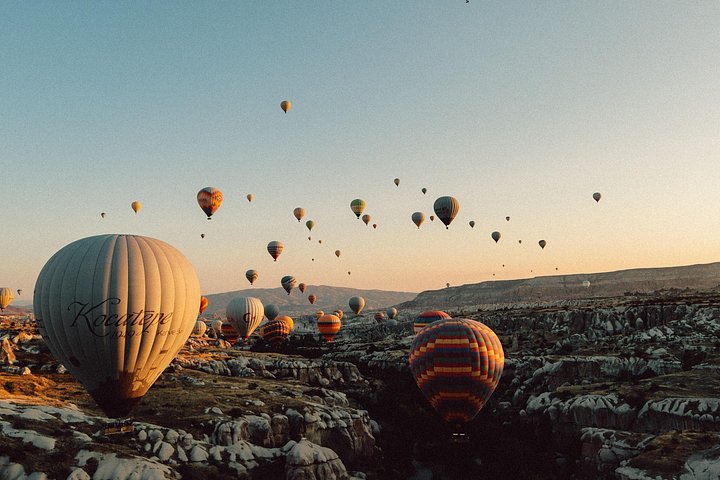 Balão de ar quente a flutuar sobre as chaminés de fada da Capadócia ao nascer do sol, foto 20 | wizardtrip