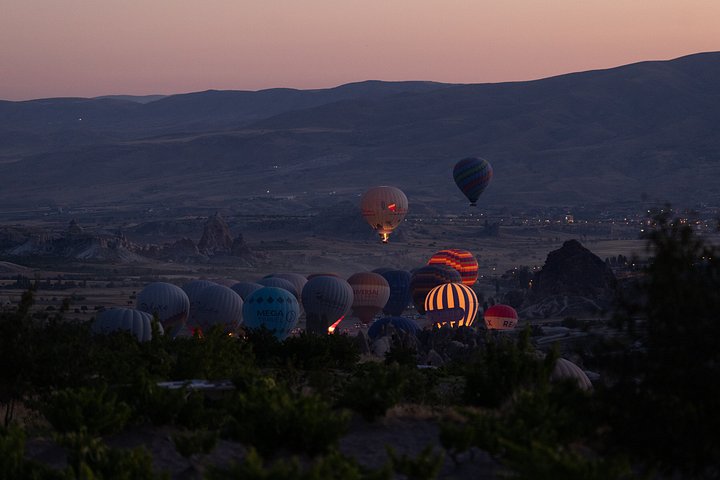 Balão de ar quente a flutuar sobre as chaminés de fada da Capadócia ao nascer do sol, foto 24 | wizardtrip