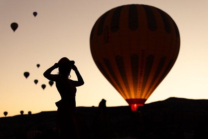 Balão de ar quente a flutuar sobre as chaminés de fada da Capadócia ao nascer do sol, foto 26 | wizardtrip