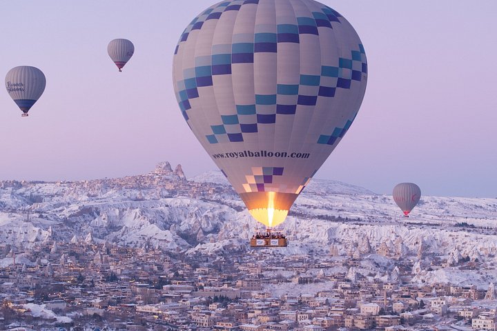 Balão de ar quente a flutuar sobre as chaminés de fada da Capadócia ao nascer do sol, foto 28 | wizardtrip