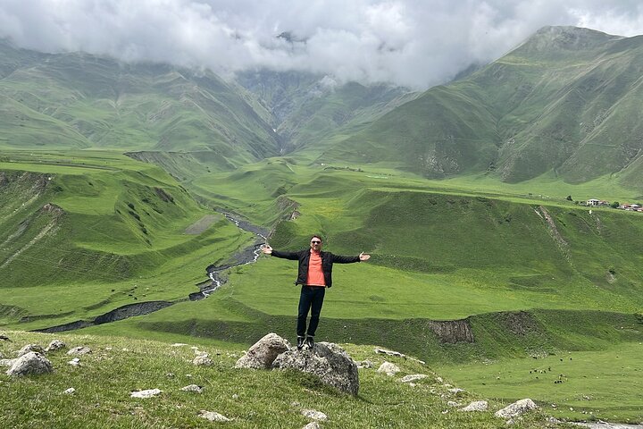 Privat tur, der udforsker den naturskønne Georgian Military Highway, Ananuri Fæstning, Gudauri skisportssted og Gergeti Treenighedskirke nær Kazbegi, foto 6 | wizardtrip
