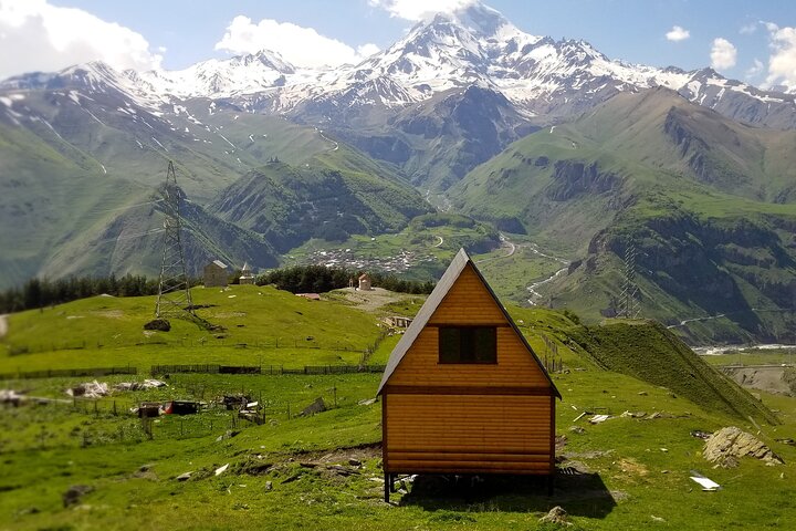 Privat tur, der udforsker den naturskønne Georgian Military Highway, Ananuri Fæstning, Gudauri skisportssted og Gergeti Treenighedskirke nær Kazbegi, foto 7 | wizardtrip