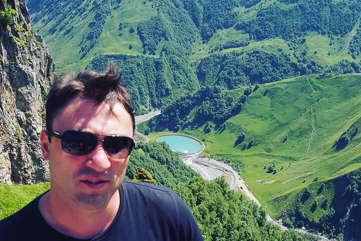 Privat tur, der udforsker den naturskønne Georgian Military Highway, Ananuri Fæstning, Gudauri skisportssted og Gergeti Treenighedskirke nær Kazbegi, foto 9 | wizardtrip