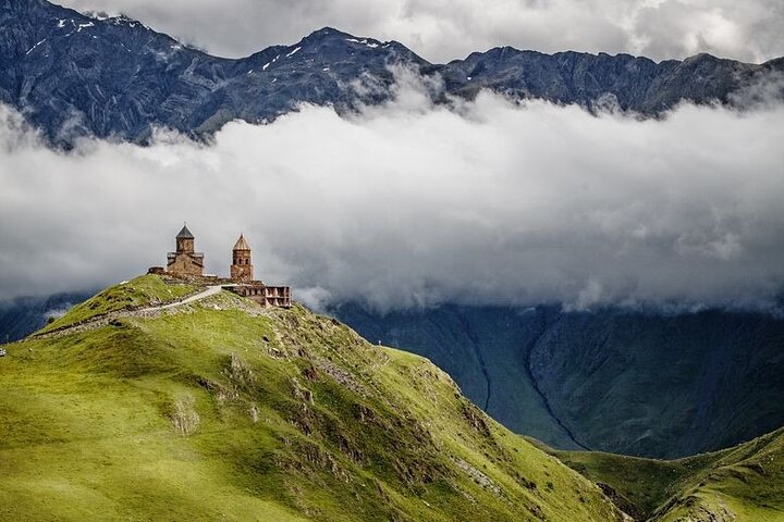 Privat tur, der udforsker den naturskønne Georgian Military Highway, Ananuri Fæstning, Gudauri skisportssted og Gergeti Treenighedskirke nær Kazbegi, foto 11 | wizardtrip