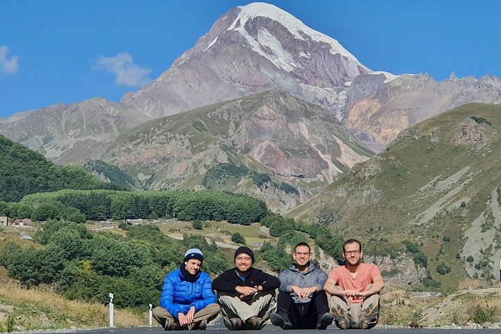Privat tur, der udforsker den naturskønne Georgian Military Highway, Ananuri Fæstning, Gudauri skisportssted og Gergeti Treenighedskirke nær Kazbegi, foto 12 | wizardtrip