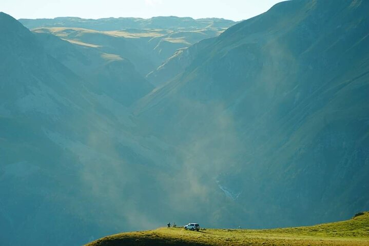 Privat tur, der udforsker den naturskønne Georgian Military Highway, Ananuri Fæstning, Gudauri skisportssted og Gergeti Treenighedskirke nær Kazbegi, foto 16 | wizardtrip
