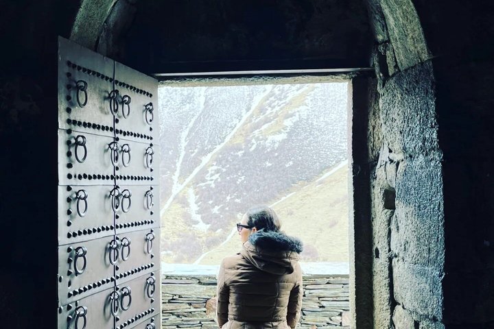 Privat tur, der udforsker den naturskønne Georgian Military Highway, Ananuri Fæstning, Gudauri skisportssted og Gergeti Treenighedskirke nær Kazbegi, foto 21 | wizardtrip