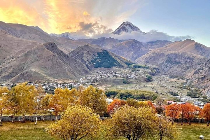 Privat tur, der udforsker den naturskønne Georgian Military Highway, Ananuri Fæstning, Gudauri skisportssted og Gergeti Treenighedskirke nær Kazbegi, foto 22 | wizardtrip