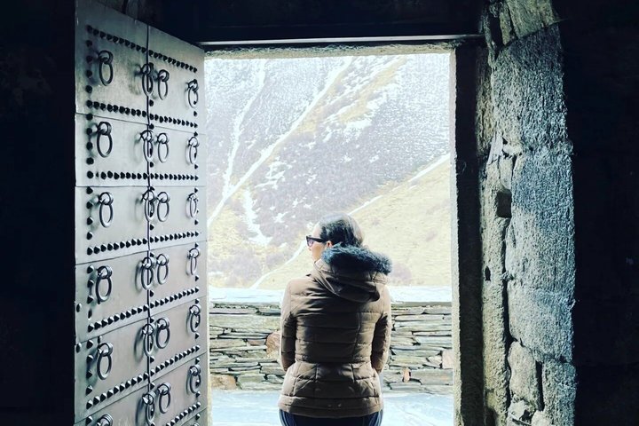 Privat tur, der udforsker den naturskønne Georgian Military Highway, Ananuri Fæstning, Gudauri skisportssted og Gergeti Treenighedskirke nær Kazbegi, foto 24 | wizardtrip