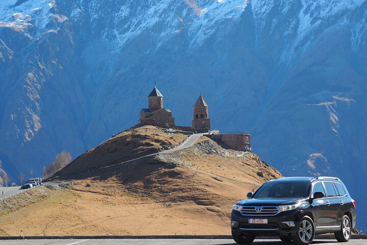 Privat tur, der udforsker den naturskønne Georgian Military Highway, Ananuri Fæstning, Gudauri skisportssted og Gergeti Treenighedskirke nær Kazbegi, foto 30 | wizardtrip
