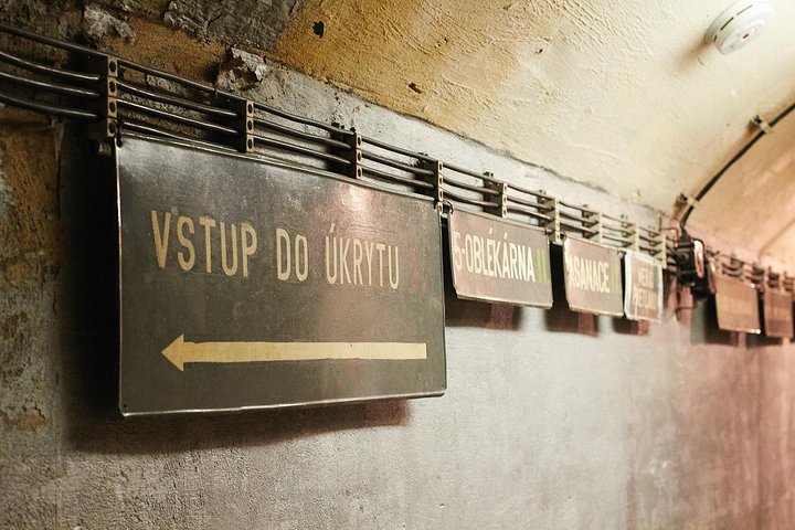 Prag Kommunisme Historie og Atom Bunkertur udforsker steder fra Den Kolde Krig og underjordiske beskyttelsesrum, foto 15 | wizardtrip
